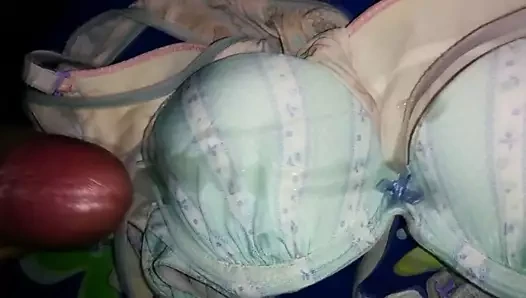 Cum üzerinde benim sevimli arkadaşım sutyen