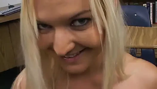 Sarışın orta yaşlı seksi kadın ıslak sakso çekiyor ve göğüslerine boşaltıyor