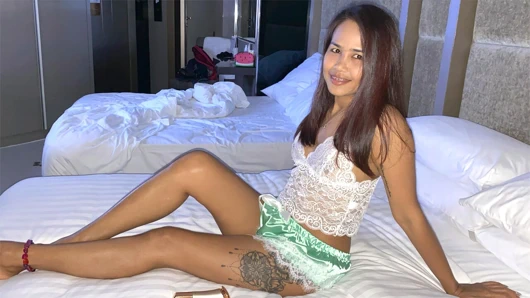 Ateşli Taylandlı evli kadın amatör kocasına amından önce götünü sikiyor