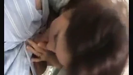 İngiliz karısı şehvetli masturbasyon yapar ve koca için emmek!