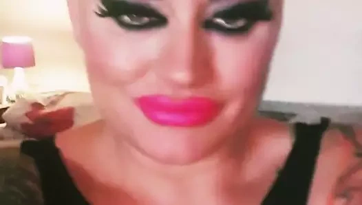 Çıplak ve ıslak yüksek topuklu giyiyor