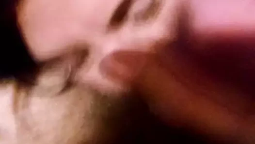 Taşaklarımı yalarken boşalırım.