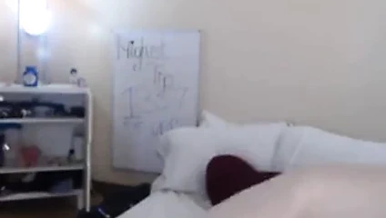 Kızın sihirli değnek ile vibratör eğlencesi var