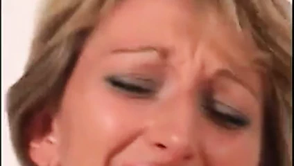 Mature poilue en prend plein le cul