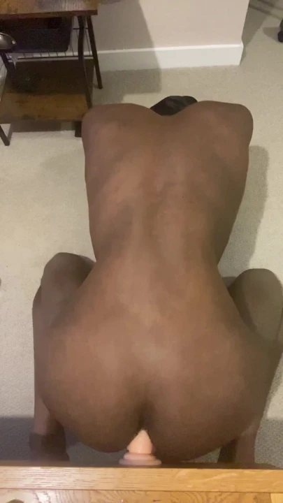 Büyük göt beyaz yarağa biniyor!