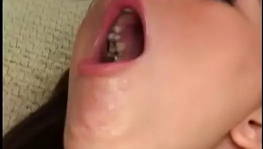 Yuvarlak bir eşek ile şehvetli esmer derin anal delme alır