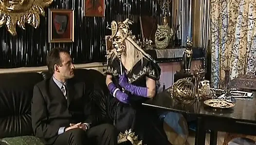 Güzel Alman sarışın bebek şehvetli anal sikişin tadını çıkarıyor