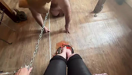 Ayaklarımla yemekle oynuyorum