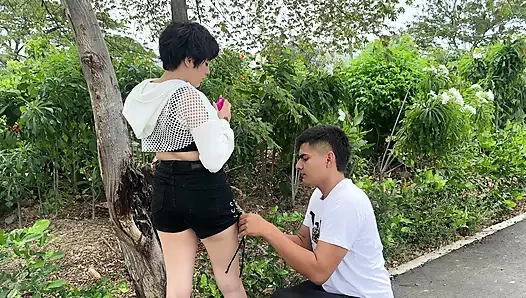 Dikkatimizi dağıtmak ve sikişmek için yalnız olduğumuz gerçeğini göz önünde bulundurarak onu eve gitmeye ikna etmek için üvey kız kardeşimle koşacağım