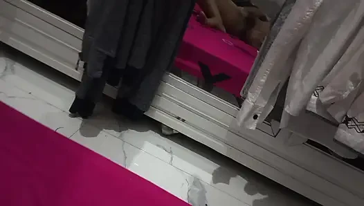 Eski sevgilisiyle aldatıyor