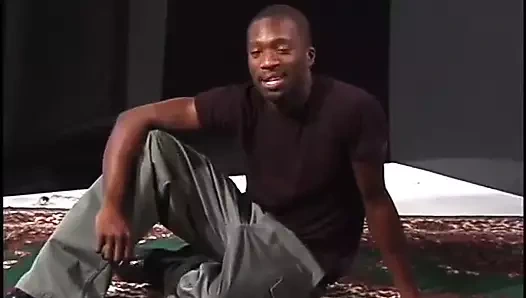 Adam yatakta adamın götüne biniyor ve boşalıyor