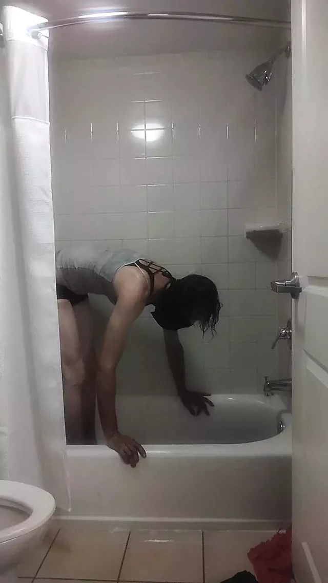 Travesti kıyafeti duşta küvette sürtüyor ve kuru sürtüyor