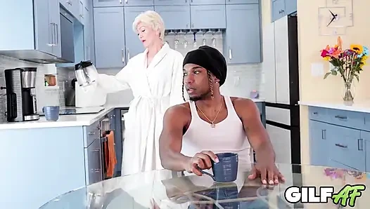 istediğim nine onu siktiriyor