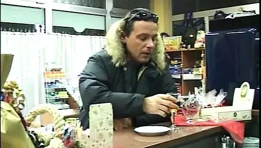 Sarışın sürtük üçlü grup sekste iki yarağı birden alıyor