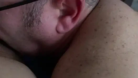 Yoğun bir orgazmda sulu bir amcık yalama doruğa geliyor