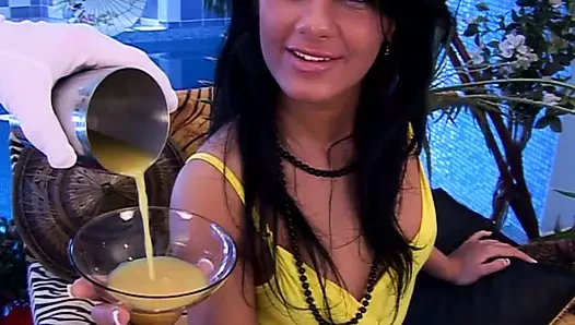 İyi görünümlü Alman sürtük göt deliğini kalın bir yarakla genişletiyor