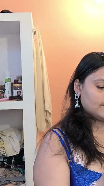 Hintli orta yaşlı seksi kadın puja prem ile sert sikişiyor | Klip 1