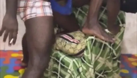 Biseksüel komşum sigara içerken ham deliğimin derinliklerine sokuyor