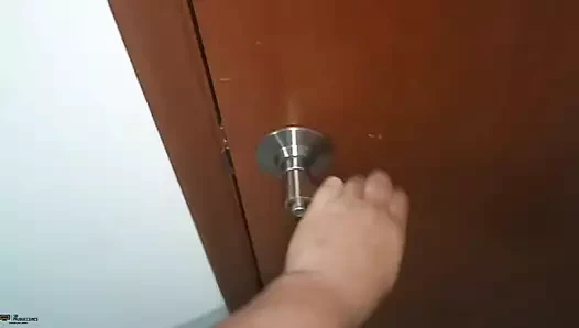 Ateşli erkek arkadaşlar banyoda sikişmek için evden tek başına faydalanıyor - İspanyolca porno