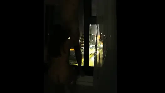 Otel penceresinin önünde sikiş ve emiyor