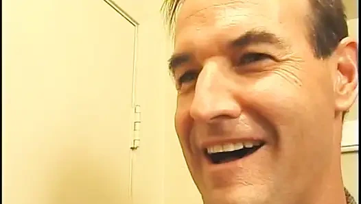 Длинноногую брюнетку с отличными сиськами трахнули в ее волосатую киску после минета на диване