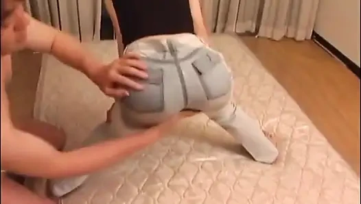 Sevimli Asyalı kızıl saçlının yüzüne oturuyor