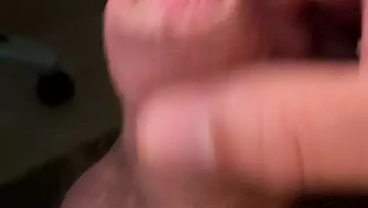 Boy wichst seinen Schwanz hart