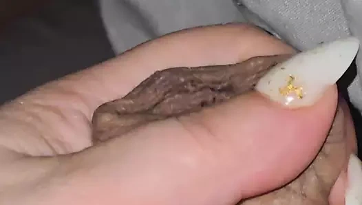 Beyaz uzun tırnaklı üvey anne üvey oğluyla mastürbasyon yapıyor