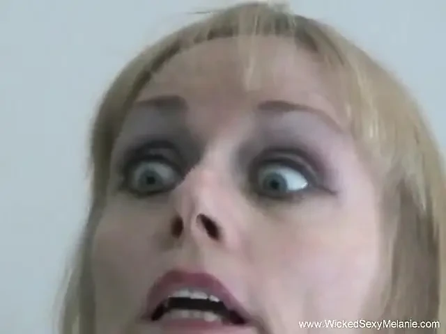 Azgın sarışın nine ilgi istiyor