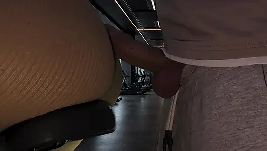 Spor salonunda bir yabancıyla sert seks yaptı ve 2 kez geldi.