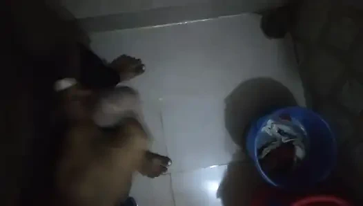 Hintli adam işiyor ve