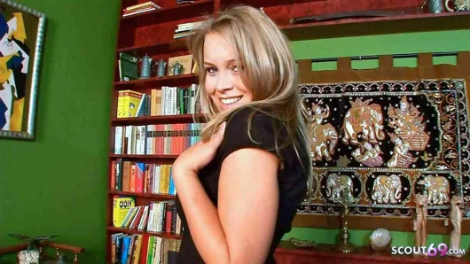 Kaba anal için düzgün vücutlu büyük doğal memeler genç luisa içinde ofis