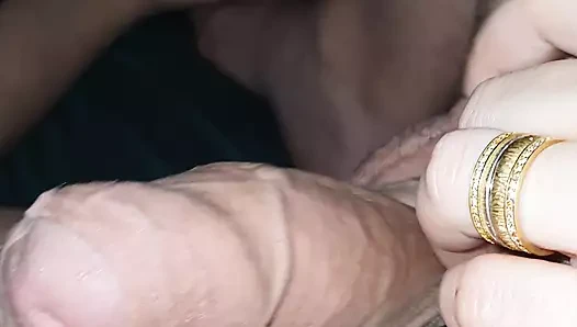 Üvey anne üvey oğluyla yatakta. Eli battaniyenin altına dokunuyor ve ona tekrar mastürbasyon yapıyor