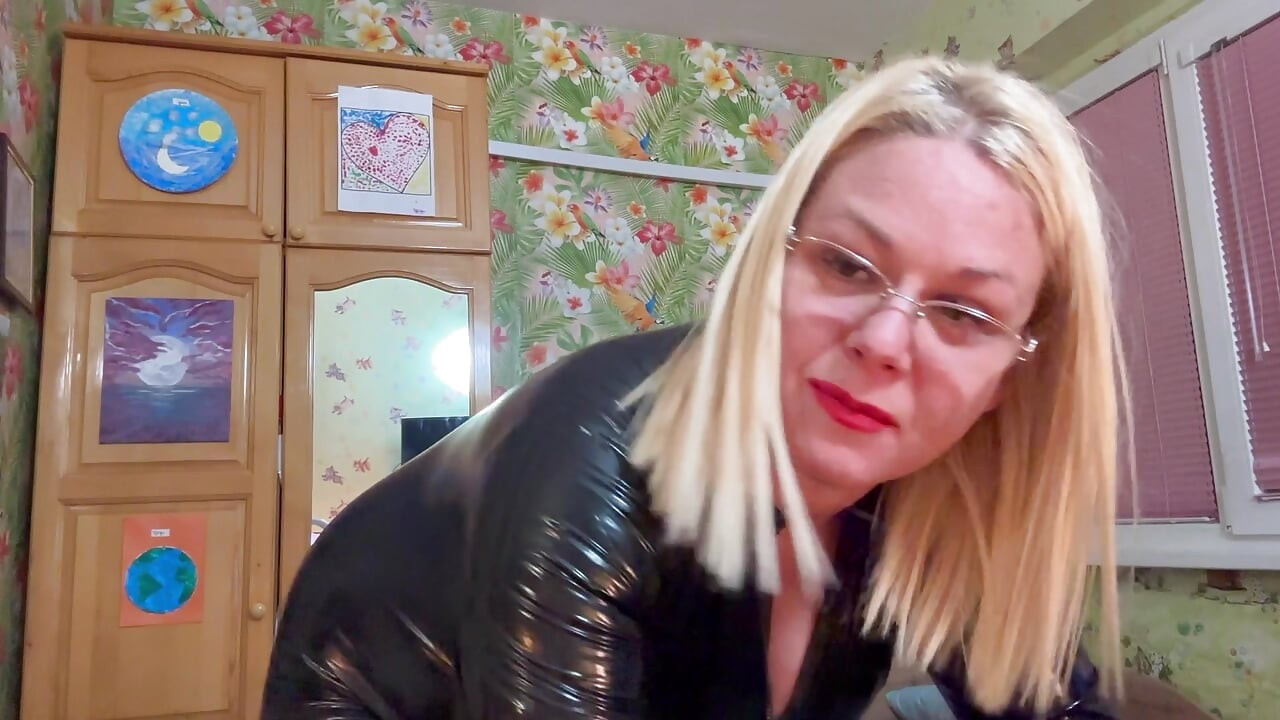 Azgın anne genç kız arkadaşını baştan çıkarıyor
