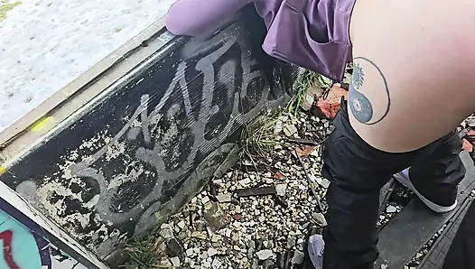 Büyük bir gotik terkedilmiş bir otelde sevişiyor - halka açık