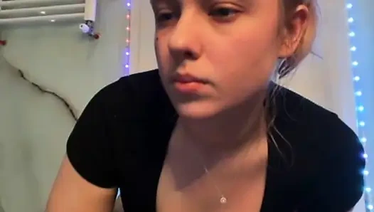 Jucielussie banyoda mastürbasyon yapıyor yakın çekim