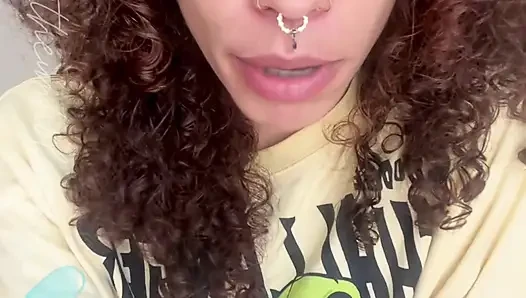Goddess Chi fışkırtarak boşalmasını sunuyor