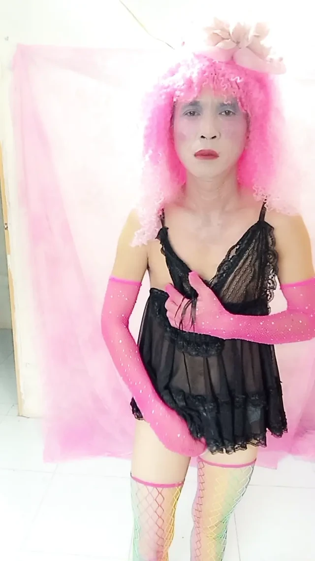 Oanh Le transgender seksi kıyafetler giymiş ve penisini bıçaklıyor