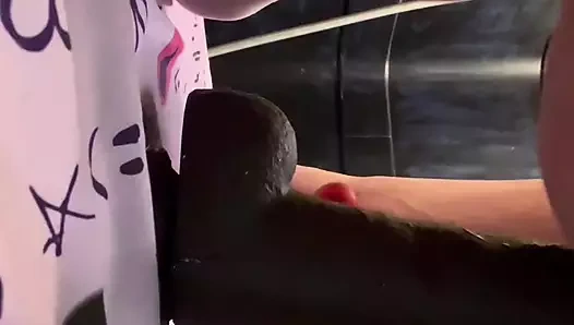 Büyük zenci yarağı sürtük kalın bir büyük zenci yarağının üstüne oturuyor