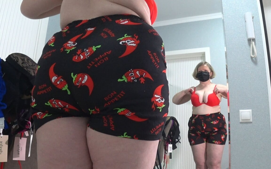 Büyük memeler birçok yeni sutyen deniyor, büyük göt aynanın önünde külot değiştiriyor, kamera izliyor. Zıplayan memeli tombul orta yaşlı seksi kadın.