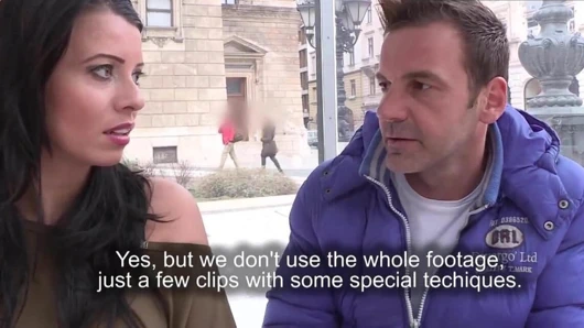 Sıcak Vicky Love, kocasının beklediği sırada masörü sikiyor