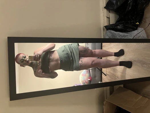 Tombul pawg zehirli sarmaşık - boşalmak için uzun kırmızı tırnaklarla kedim ve kıçımla oynuyorum .. tatmak zorunda kaldım!