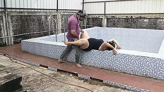 Hintli Telugu romantik çift yüzme havuzunda domalarak sert sikişiyor