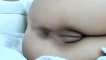 Seksi camgirl kedi buz küpü koymak ve ayakları göstermek