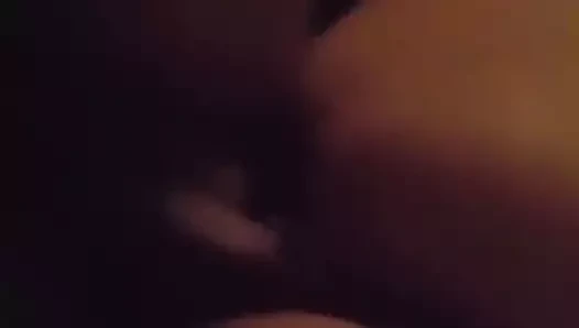 Yakın çekim büyük göte biniyor bakış açısı