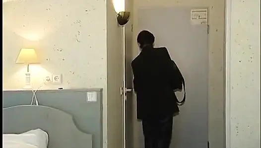 Tombul olgun motelde mastürbasyon yapıyor