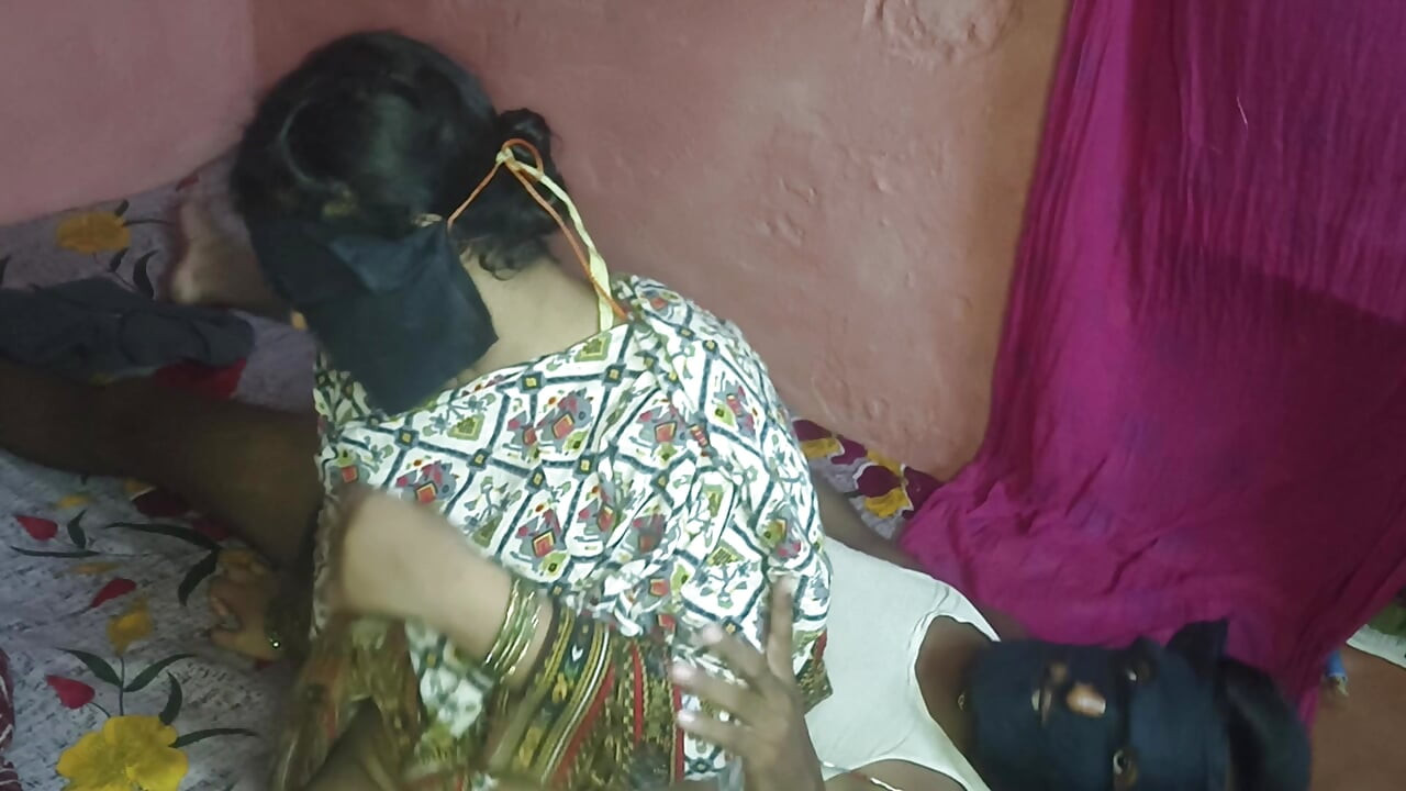 Seksi Hintli yengenin desi göğüsleri