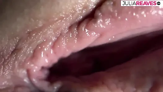 Seksi hatun boşalana kadar sıkı amını dildoyla sikiyor