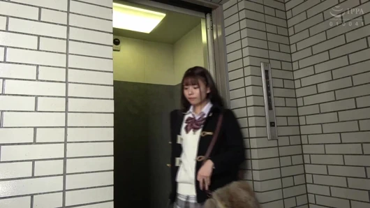 Ahlaksız genç üvey kız kardeş üvey erkek kardeşinin dairesini ziyaret ediyor. 2