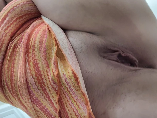 Pembe saçlı pawg yağlanıyor ve mastürbasyon yapıyor